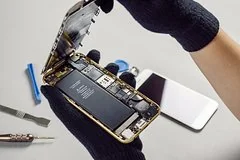 Почему современные смартфоны лишились возможности быстрой замены аккумуляторов и как это повлияло на индустрию