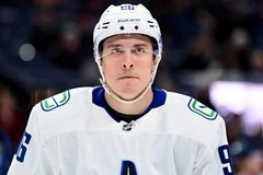Хоккеист НХЛ Андрей Кузьменко сменил игровой номер в память об отце