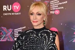 Поклонники восхитились эффектным образом 55-летней Кристины Орбакайте в черном мини-платье