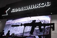 Концерн Калашников представил инновационные укороченные автоматы на выставке в ЮАР