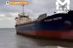 Мощный северный шторм выбросил стометровый сухогруз на берег во Владивостоке