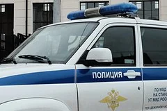 В Москве неизвестный мужчина пытался силой проникнуть в автомобиль к девушке