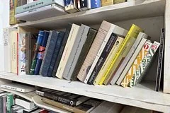 В Москве владельца букинистической лавки оштрафовали на крупную сумму за книгу иноагента
