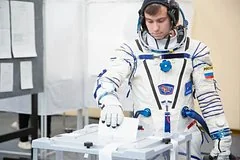 Космический стиль на выборах: необычный избиратель удивил жителей Звездного городка