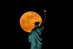 Российская сторона иронично отреагировала на заявление Трампа о владении Луной
