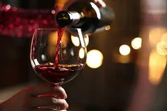 Российское вино захватывает полки магазинов на фоне импортозамещения и новых правил