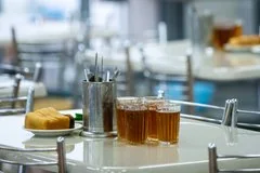 Рост числа закрытий заведений общественного питания в России вызван экономическими факторами