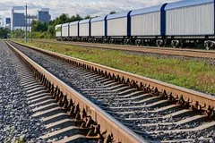Опасная игра на рельсах: две школьницы получили удар током в Саратовской области