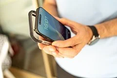 Эпоха защитных аксессуаров уходит: почему пользователи отказываются от чехлов для смартфонов