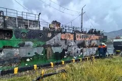 Трагедия у берегов Камчатки: на сгоревшем сейнере обнаружены останки моряков