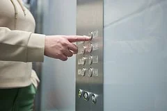 Драматическое спасение жительницы Светлого после застревания в лифте без кислорода