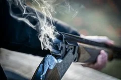Драматичный звонок диспетчеру: пожилая женщина заперлась в шкафу с дробовиком