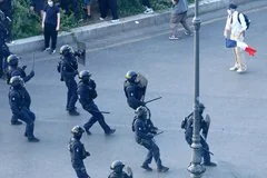 Французские школьники вышли на улицы Парижа из-за катастрофических условий обучения