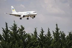 Французский политик опроверг слухи об опасном сближении дрона с самолетом Зеленского