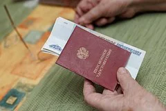 Средний размер пенсий работающих граждан России увеличился на две тысячи рублей