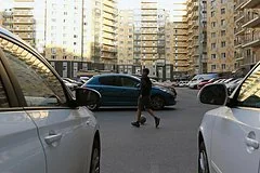 Юристы предупредили россиян о незаконности взимания платы за парковку у дома