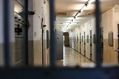 Британская менеджер больницы избежала тюрьмы после кражи полумиллиона фунтов