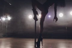 Британская танцовщица из стриптиз-клуба заявила о встрече с опасным насильником