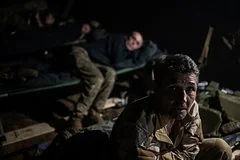 Критический дефицит медикаментов вынуждает бойцов ВСУ использовать алкоголь в Волчанском котле
