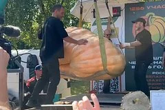 Иркутский школьник покорил Москву гигантской тыквой весом более восьмисот килограммов