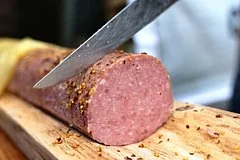 В российской колбасе Дымов обнаружен опасный уровень канцерогена бензапирена