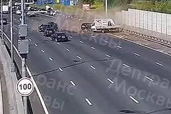 Грузовик Sollers Atlant протаранил очередь на заправке на МКАД