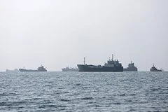 Эскалация в Ормузском проливе: Иран атаковал американские суда и танкеры