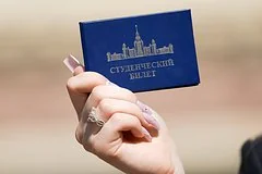 Стиль или неуместность: Внешний вид первокурсниц МГУ спровоцировал бурные дискуссии