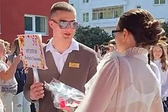 Стильный российский учитель стал звездой социальных сетей после видео с линейки