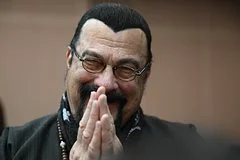 Стивен Сигал на фестивале молодежи обыграл робота и получил ушанку
