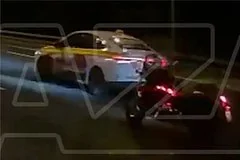Оторвавшееся колесо автомобиля на МКАД привело к серьезному ДТП с байкером