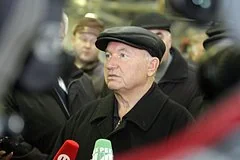 В центре Москвы открыли новый памятник бывшему мэру Юрию Лужкову