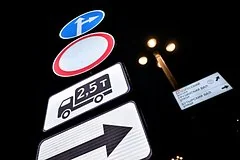 В центре Москвы установили светодиодные дорожные знаки с подсветкой