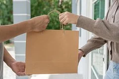 Курьерская ошибка обернулась для девушки неожиданным и очень масштабным сюрпризом