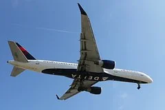 Аварийная посадка самолета с Эндрю Гарфилдом из-за запаха гари в кабине