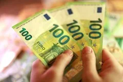 Евро укрепляет позиции в мировых резервах на фоне колебаний доллара