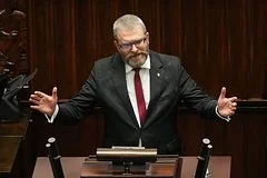Евродепутат Гжегож Браун лично уничтожил памятник пособникам УПА на границе