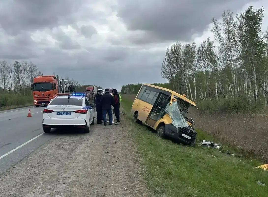Автобус с детской футбольной командой попал в ДТП в Омской области: один ребёнок погиб