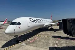 Дым от буксировщика вызвал экстренную эвакуацию пассажиров рейса Qantas в Австралии