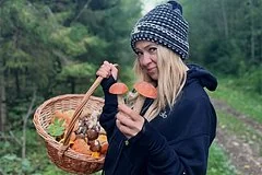 Люксовый сбор грибов: Яна Рудковская вызвала споры в лесу Костромской области