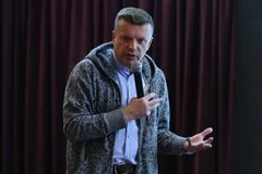 Избыток экранного времени привел к серьезным проблемам со зрением Леонида Парфенова