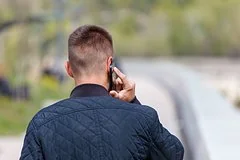 Изящная месть за непунктуальность: как парень проучил вечно опаздывающего друга
